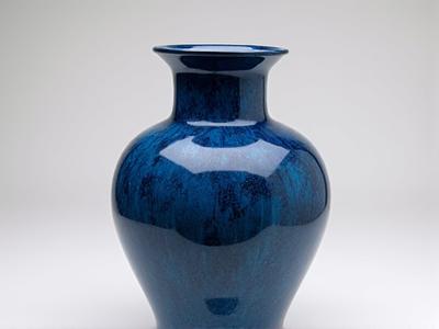 Vase en céramique bleu profond avec des textures organiques